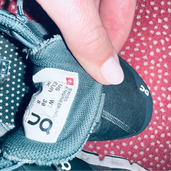 On Running women’s dark green